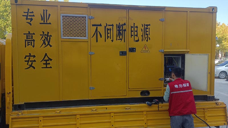 阿拉尔柴油发电机组和UPS电源配合使用时，如何避免切换过程中的电力中断？